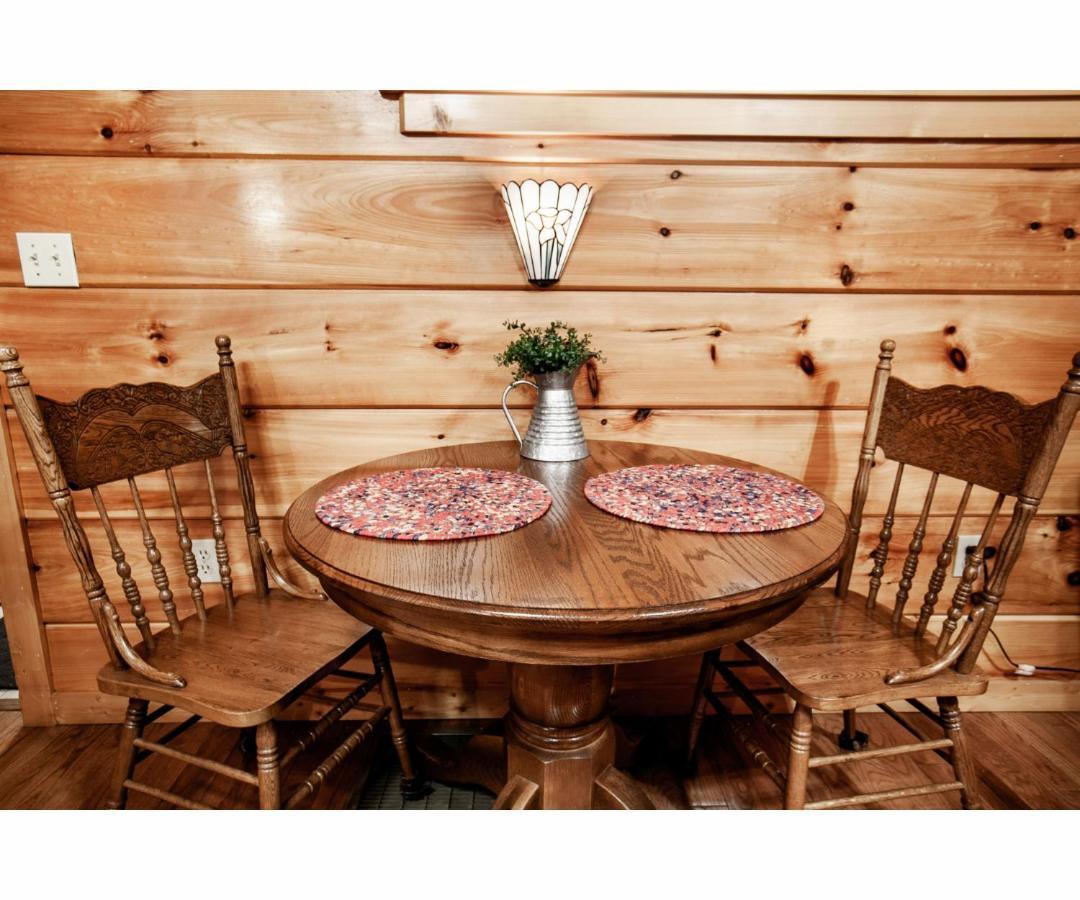 Peekaboo With Hot Tub, Pool Table, And Jacuzzi Villa Pigeon Forge Buitenkant foto